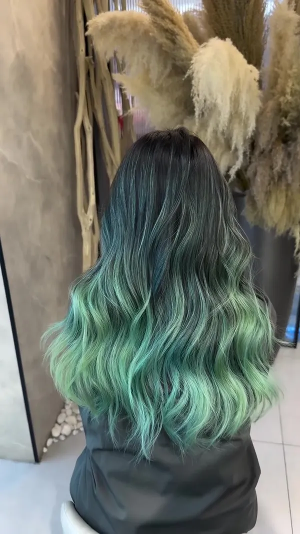hairstylist.tomm ##earloopdye ##highlight ##babylight 髮型美甲作品