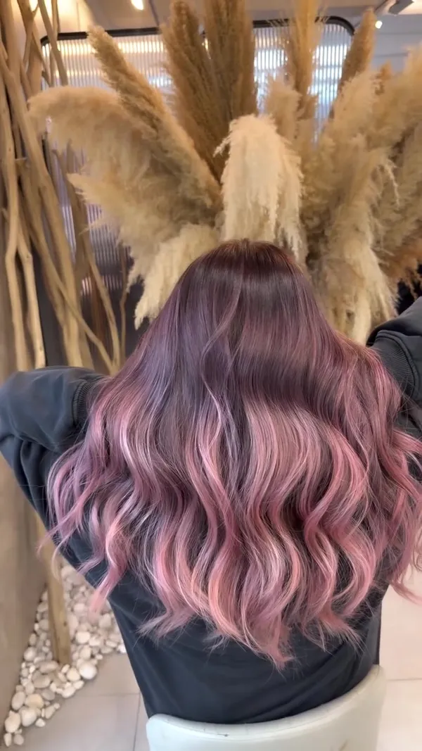 hairstylist.tomm ##earloopdye ##highlight ##babylight hair & nail work