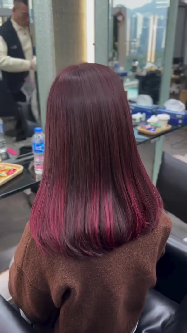 ##DeepWineRedHairColor ##BrighteningRedHair ##HairColoring 髮型美甲作品