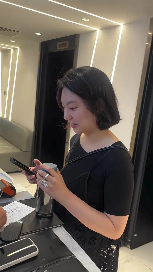 ##WomenShortHair ##RelaxedVibe ##CurtainBangs 髮型美甲作品