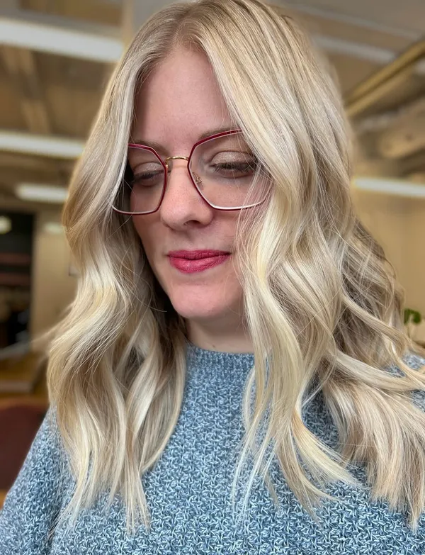 leesadoesmyhair ##canmorehairsalon ##canmorehairstylist ##canmoreblonde 髮型美甲作品