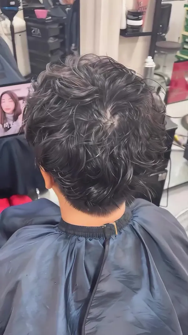 ##GlassMirrorHairTreatment ##WinHairStylist ##TaiPoSalon 髮型美甲作品