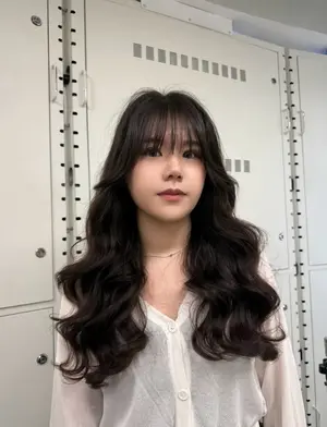 ##TaiWaiHairstylist ##FrenchEffortlessCurls 髮型美甲作品